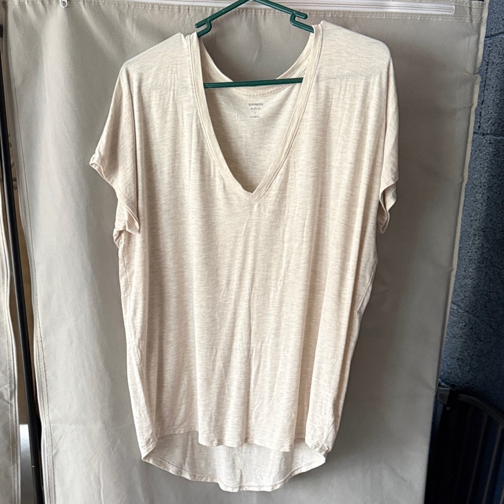 Express Cream Short Sleeve V-Neck Tee